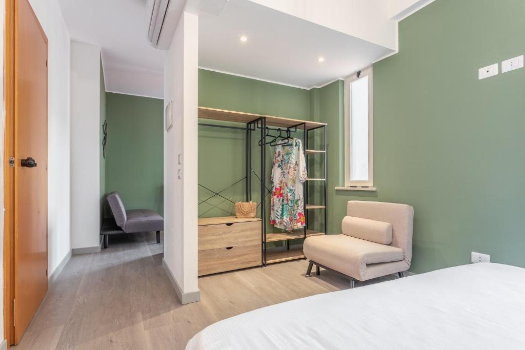 - une chambre avec un lit, une chaise et un placard dans l'établissement Residence Velò - Bike & Family, à Giulianova