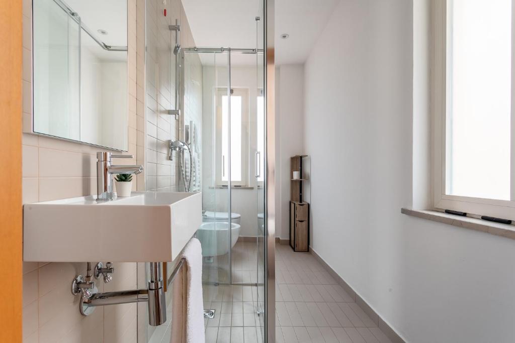 une salle de bain avec un lavabo et une douche dans l'établissement Residence Velò - Bike & Family, à Giulianova 35 autres photos