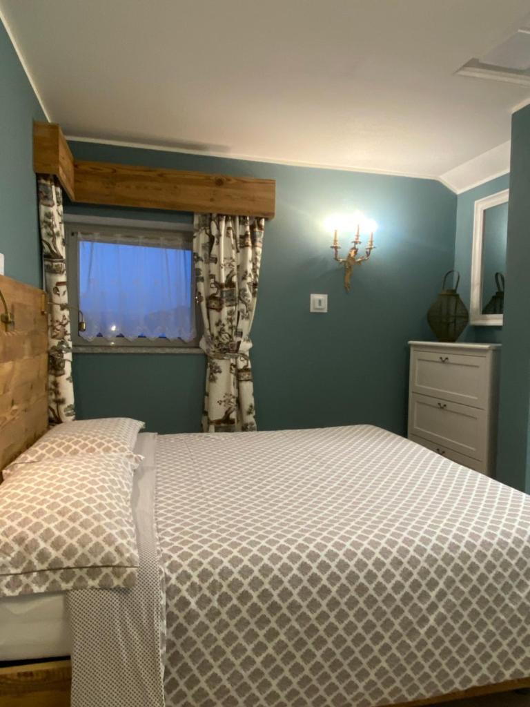 une chambre avec un lit et une fenêtre dans l'établissement Villa Diamante, à Meina 32 autres photos