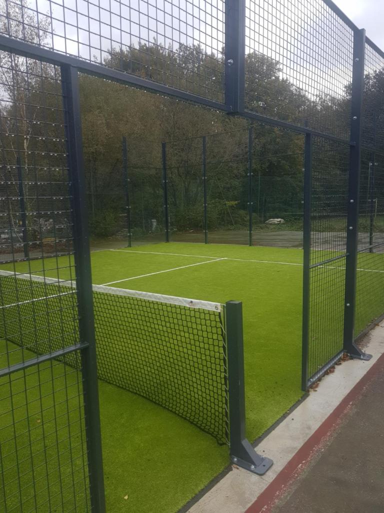 - un court de tennis avec filet dans l'établissement Mobilhome 6 places dans camping 4* Finistère Sud, à Saint-Yvy