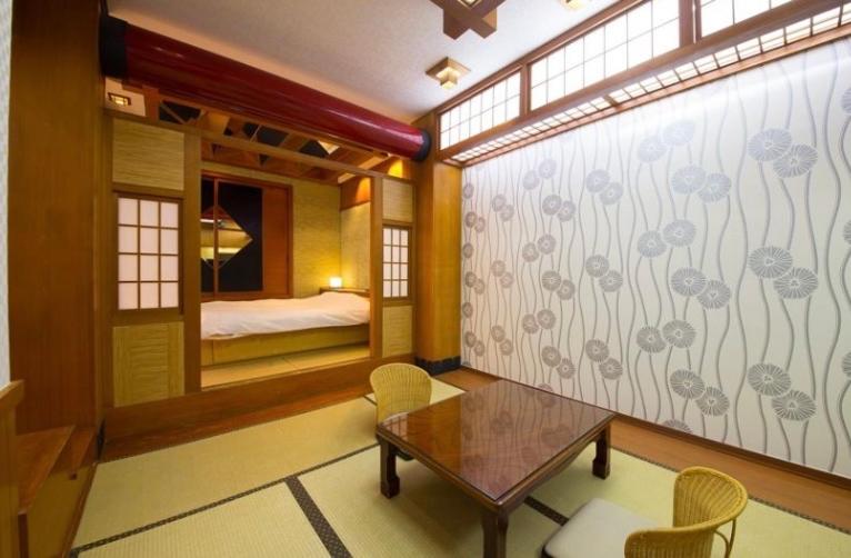 - une chambre avec une table et un lit dans l'établissement ホテル　アイネ　香芝店, à Kashiba 11 autres photos