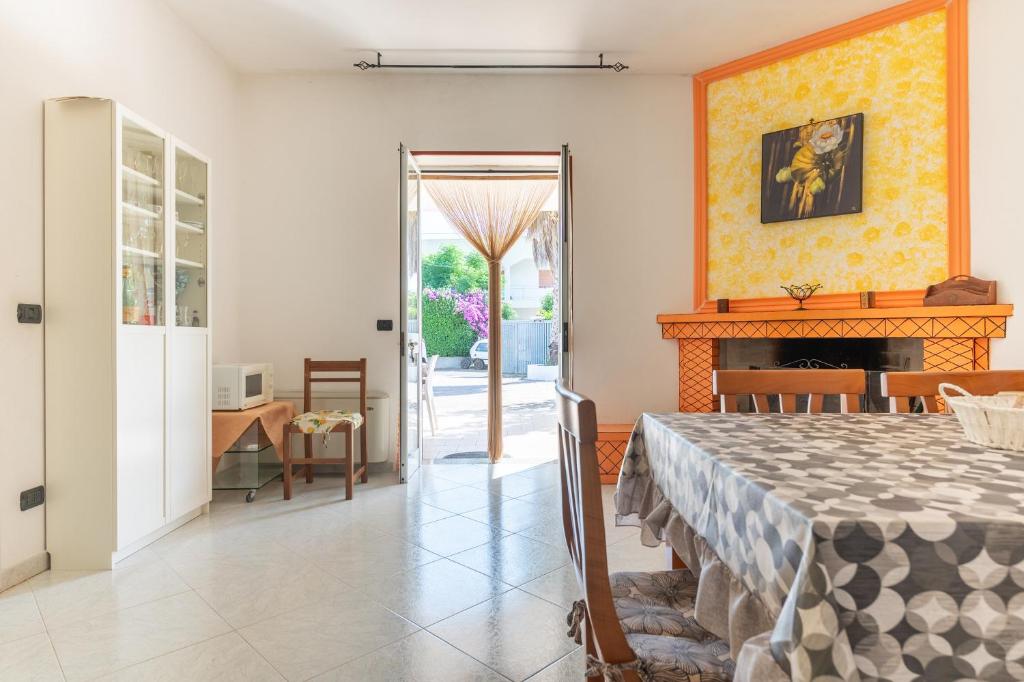 - une chambre avec une table et une cheminée dans l'établissement Villa Altavilla with pool, à Ceglie Messapica