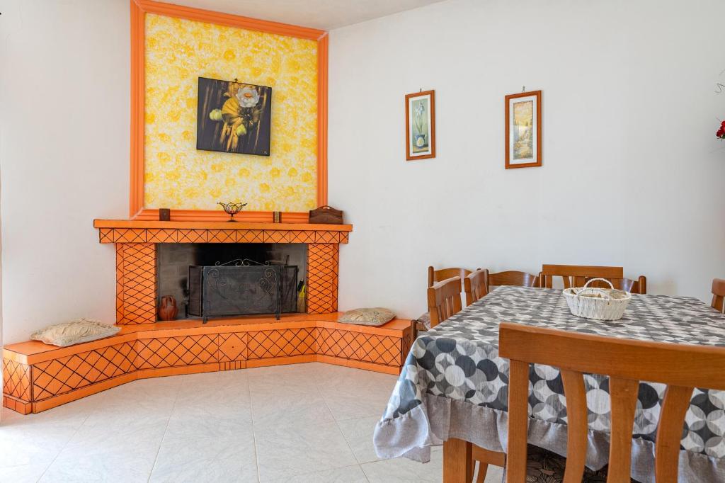 une salle à manger avec une table et une cheminée dans l'établissement Villa Altavilla with pool, à Ceglie Messapica 17 autres photos