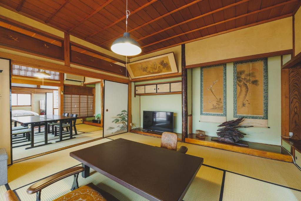 un salon avec une table et une salle à manger dans l'établissement Ryokan Masuya, à Ōda