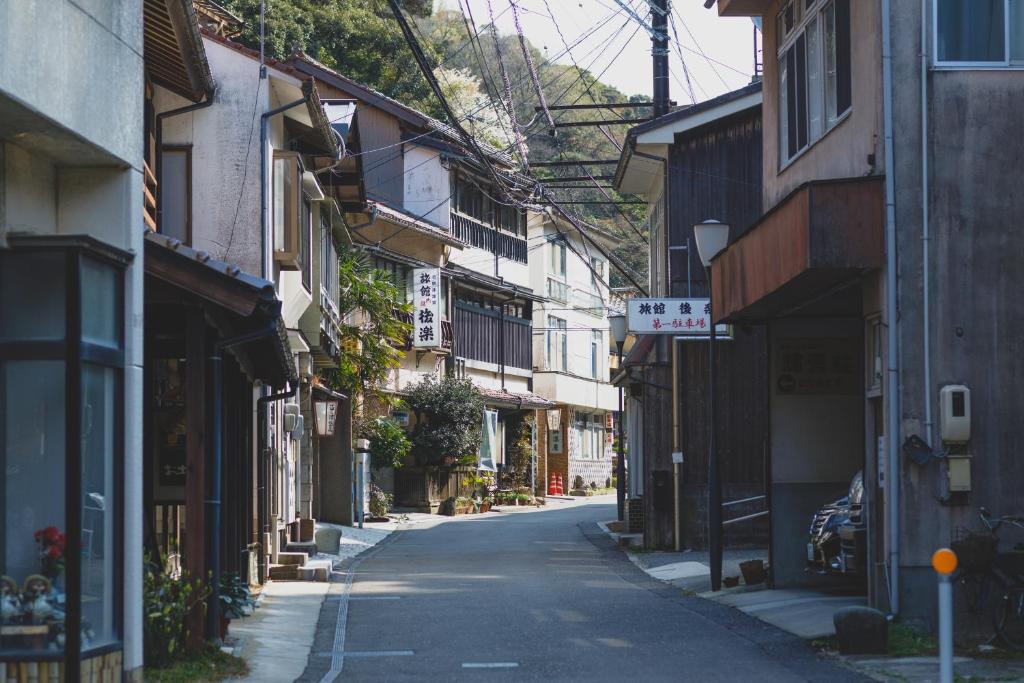 une rue vide dans une ruelle avec des bâtiments dans l'établissement Ryokan Masuya, à Ōda