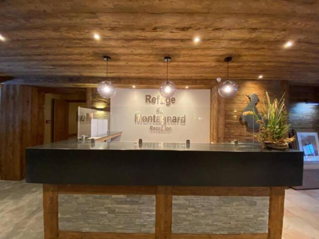 un restaurant avec un comptoir au milieu d'une pièce dans l'établissement Petite Marmotte Spacieux Studio pour 4, Skis aux pieds, Le Refuge du Montagnard, Arc 1950, à Arc 1950 37 autres photos