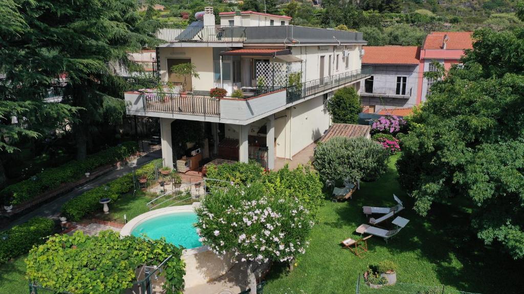 une vue aérienne d'une maison avec piscine dans l'établissement Triskelion, à Nunziata