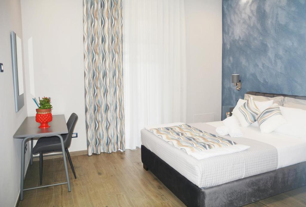 une chambre avec un lit, une table et un bureau dans l'établissement Triskelion, à Nunziata