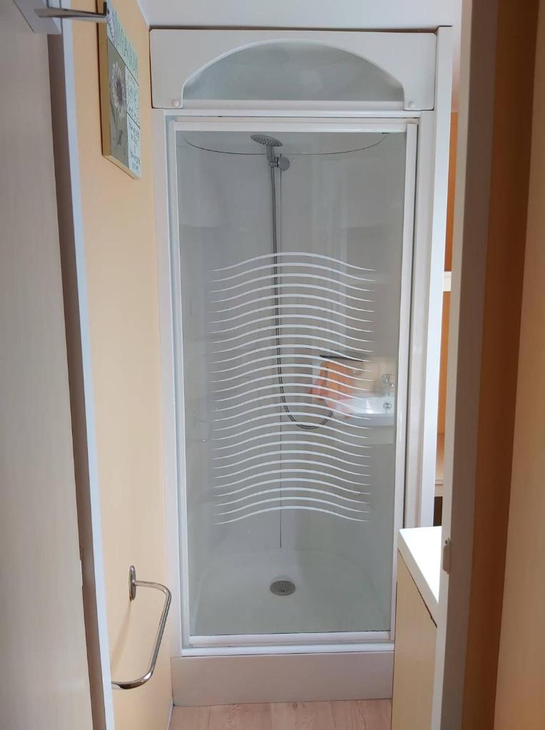 La salle de bains est pourvue d'une douche blanche et d'une porte en verre. dans l'établissement vacances familiales dans camping avec piscine, à Fréjus 34 autres photos