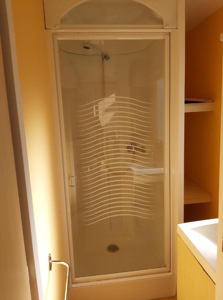 une douche en verre dans une salle de bain avec un lavabo dans l'établissement vacances familiales dans camping avec piscine, à Fréjus