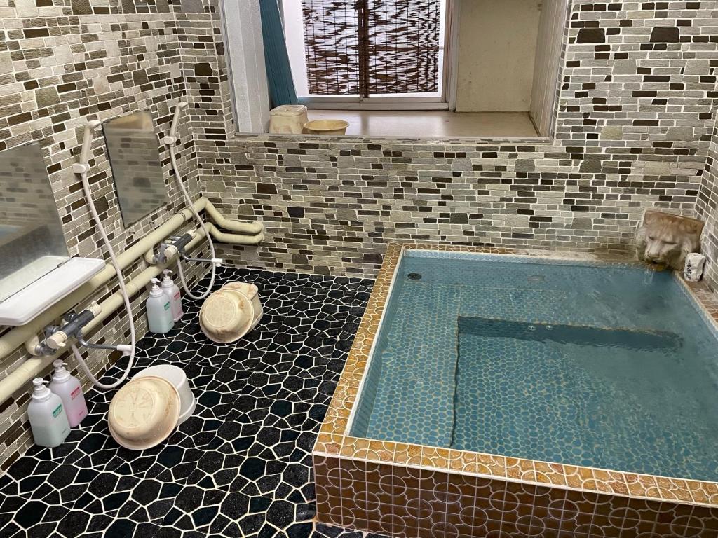 - une salle de bains avec une piscine dans la chambre dans l'établissement Togawaso, à Fujikawaguchiko 28 autres photos