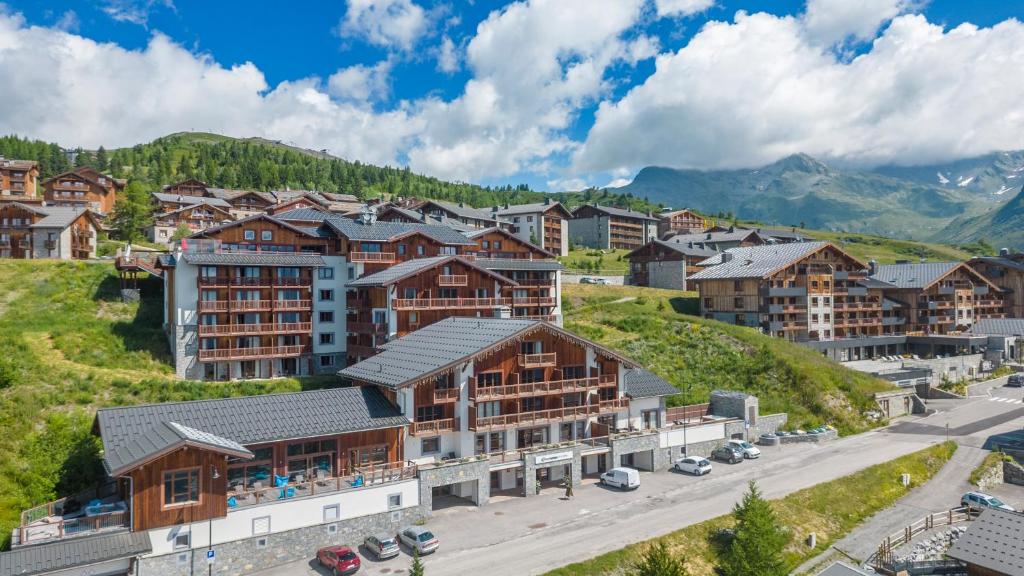 - une vue aérienne sur une station balnéaire dans les montagnes dans l'établissement ILY Hotels & Spa La Rosiere, à La Rosière