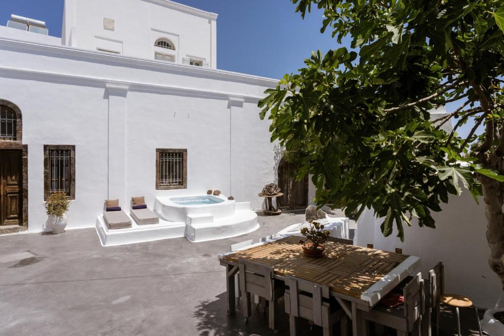 On An Island suites & apartments - Fira 8