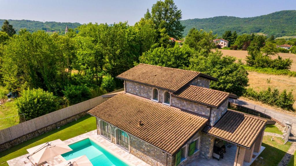 une vue aérienne d'une maison avec piscine dans l'établissement Villa Elsa 6, Emma Villas, à Filetto