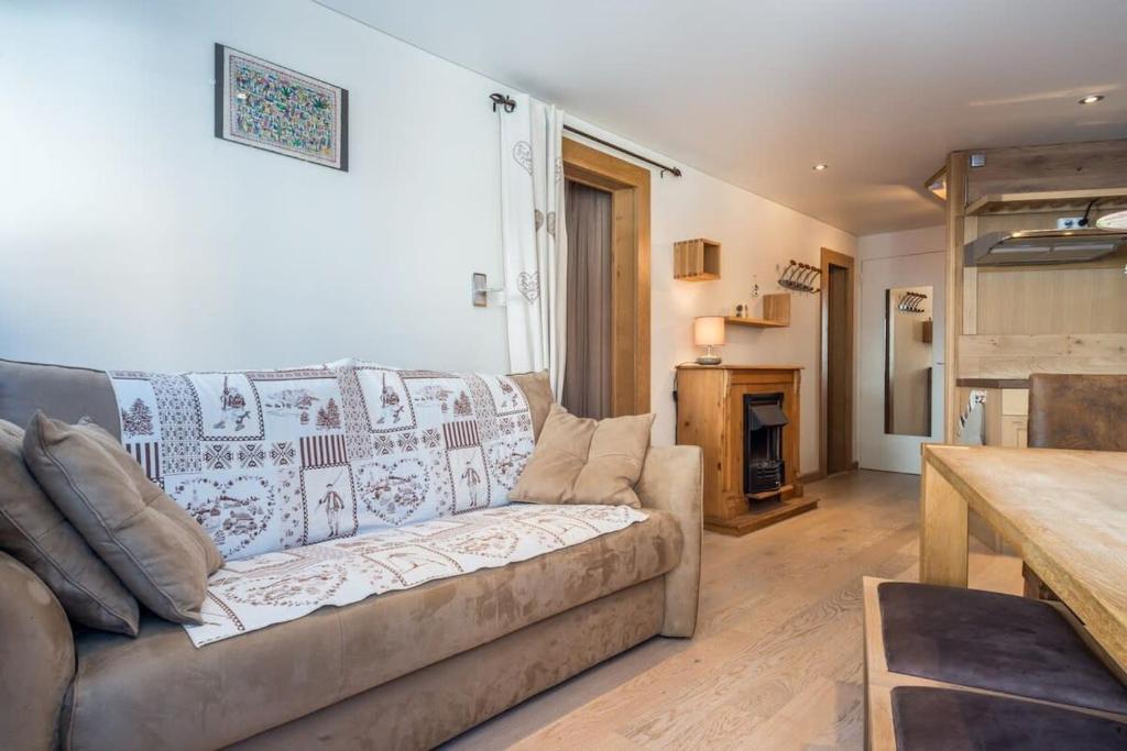 un salon avec un canapé et une table dans l'établissement IMMODREAMS - Le Refuge, à Morzine