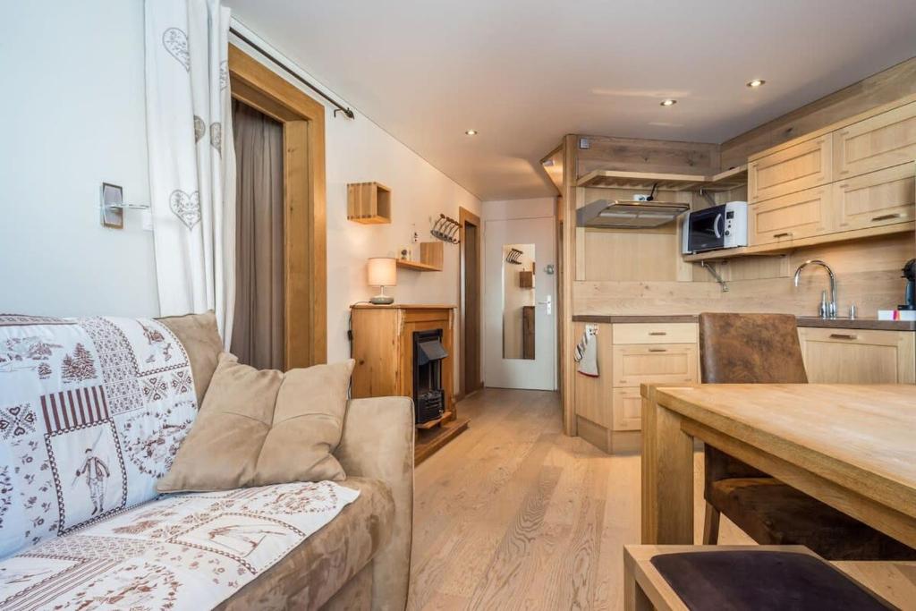 - un salon et une cuisine dans une petite maison dans l'établissement IMMODREAMS - Le Refuge, à Morzine