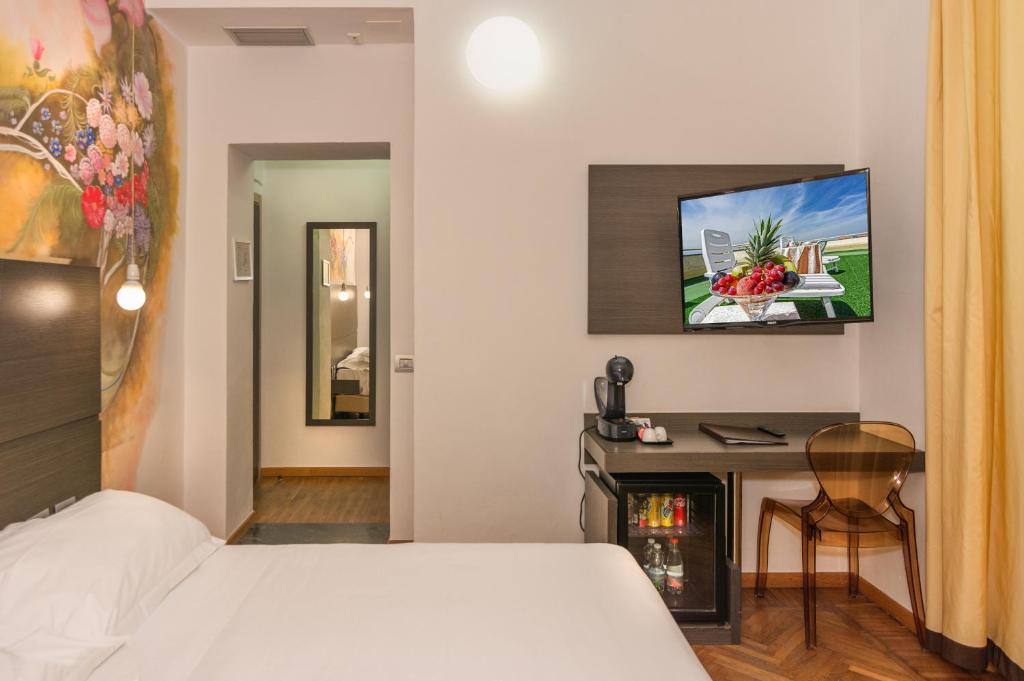 une chambre d'hôtel avec un lit et un bureau dans l'établissement Hotel Tirreno, à Marina di Massa