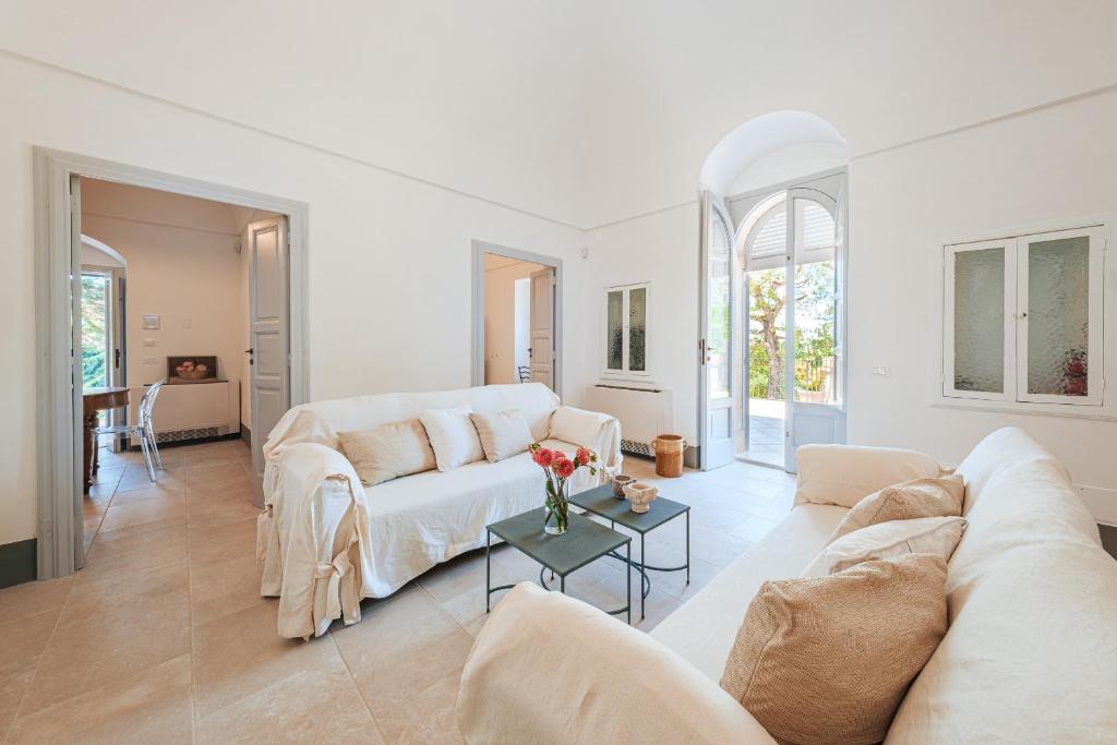 un salon avec un canapé et une table dans l'établissement HelloApulia Il Mirteto, à Selva di Fasano 45 autres photos