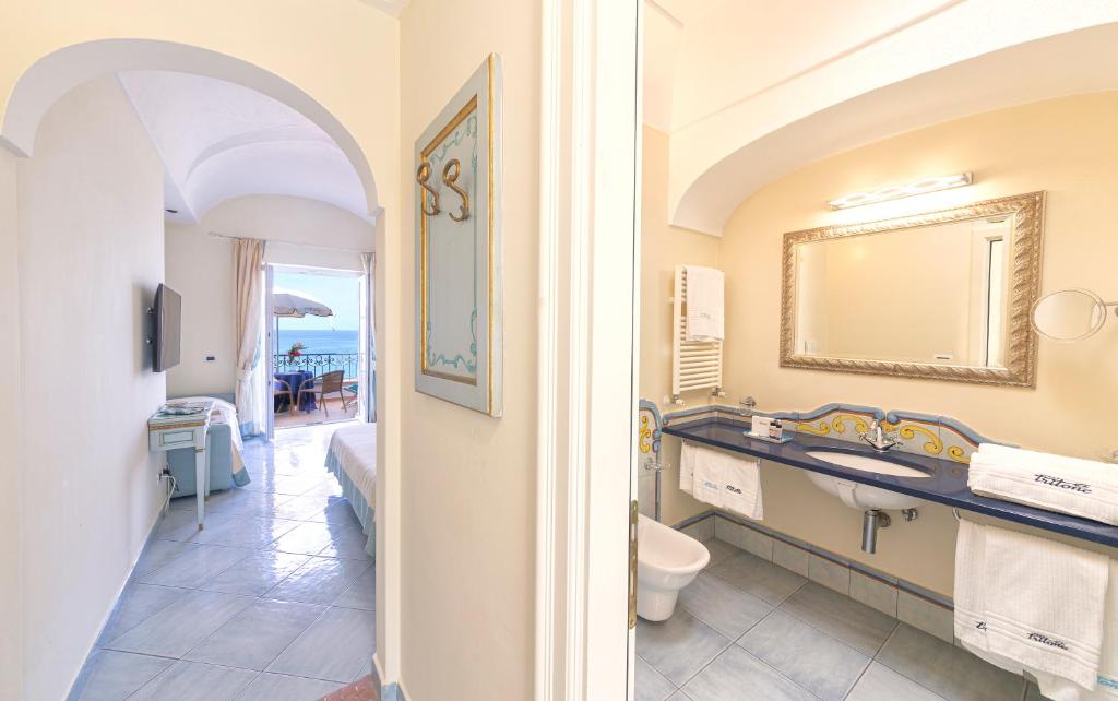 une salle de bain avec un lavabo et un miroir dans l'établissement Hotel Terme Tritone Resort & Spa, à Ischia