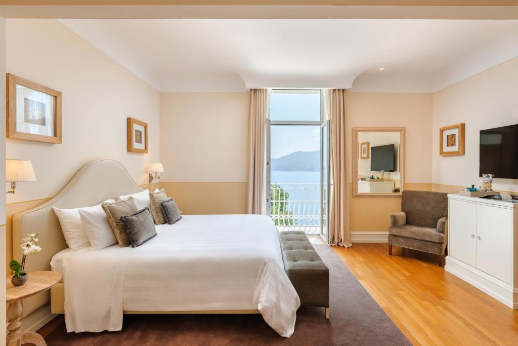 une chambre d'hôtel avec un lit et une grande fenêtre dans l'établissement Grand Hotel Bristol Spa Resort, by R Collection Hotels, à Rapallo