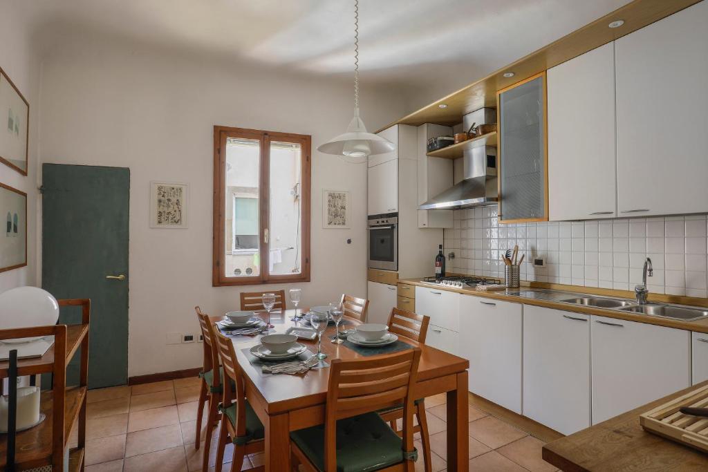 Charming Apartment in Oltrarno 4