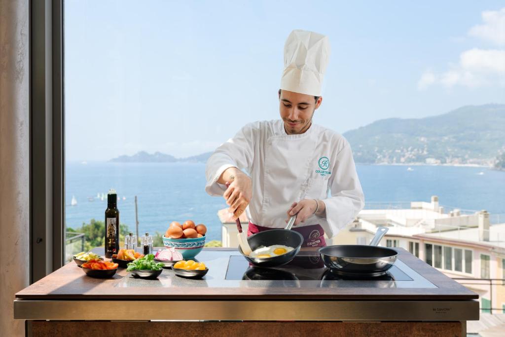 un chef préparant de la nourriture sur un comptoir dans une cuisine dans l'établissement Grand Hotel Bristol Spa Resort, by R Collection Hotels, à Rapallo
