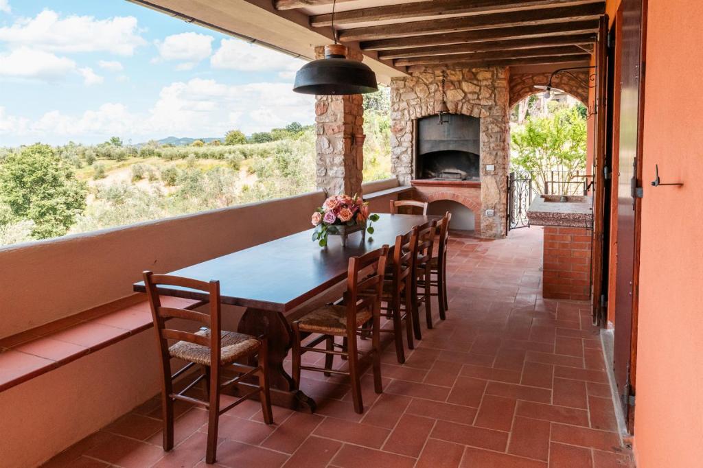 une salle à manger avec une table et des chaises et une cheminée dans l'établissement Villa La Pieve, à Città della Pieve