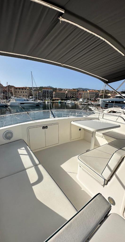 - une vue depuis le cockpit d'un bateau blanc dans l'établissement Bateau Vedette 14 mètres, à Propriano 5 autres photos