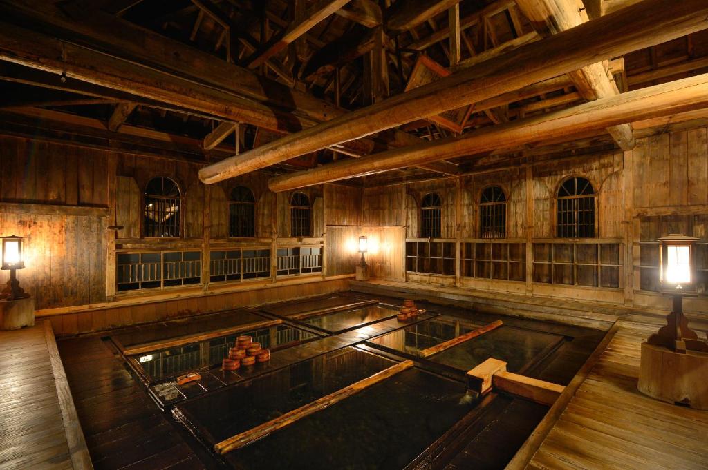 une grande piscine intérieure dans un immeuble dans l'établissement Houshi Onsen Chojukan, à Minakami