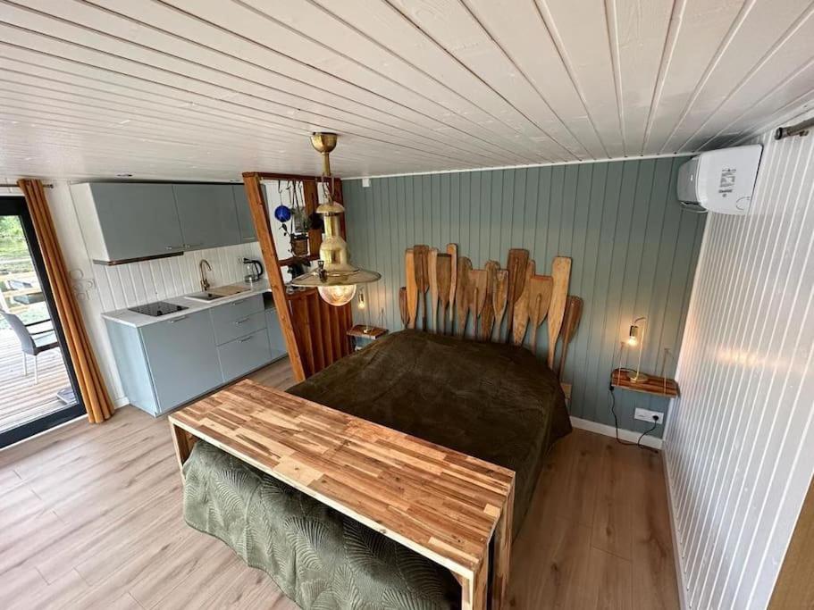 Cette chambre comprend un canapé et une table. dans l'établissement Rêve sur l’eau, à Moisson