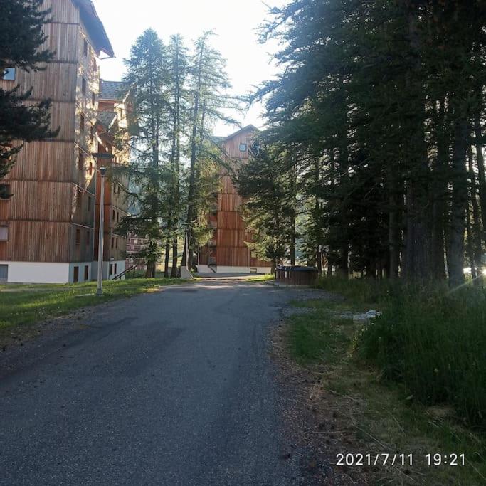 une route vide avec des arbres sur le côté d'un bâtiment dans l'établissement Jolie vue de l'Hélianthéme, à Saint-Étienne-en-Dévoluy