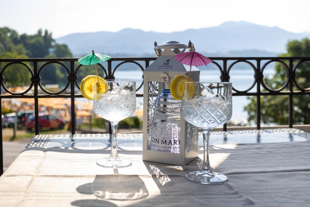 une table avec deux verres et une bouteille de vin dans l'établissement Hotel Fontaine Bleue, à Orta San Giulio 77 autres photos