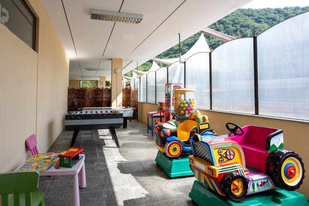 une pièce remplie de nombreux types de jouets différents dans l'établissement Hotel Fontaine Bleue, à Orta San Giulio
