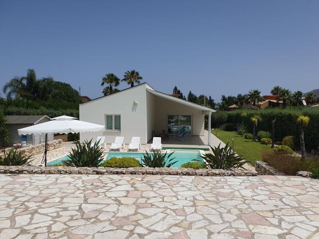 une villa avec piscine et une maison dans l'établissement Villa Limone, à Castellammare del Golfo