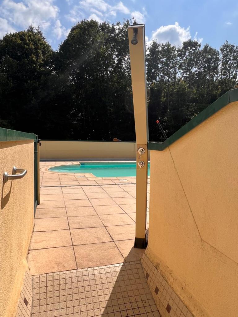 - une vue sur la piscine à travers une clôture dans l'établissement Dôme S'féérique avec accès piscine, à Saint-Évarzec 17 autres photos
