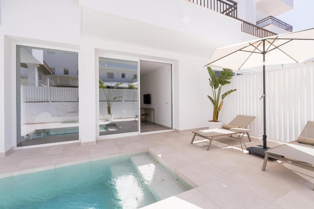 Bossa Bay Suites with Private Pool - MC Apartments Ibiza