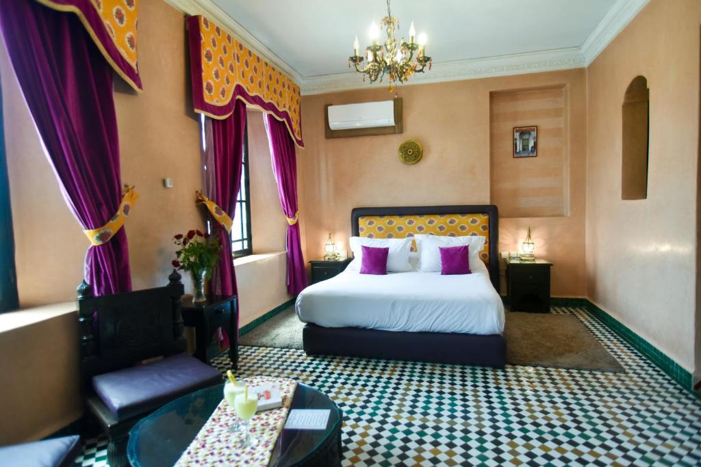 une chambre d'hôtel avec un lit et un canapé dans l'établissement Riad Yacout, à Meknès 37 autres photos