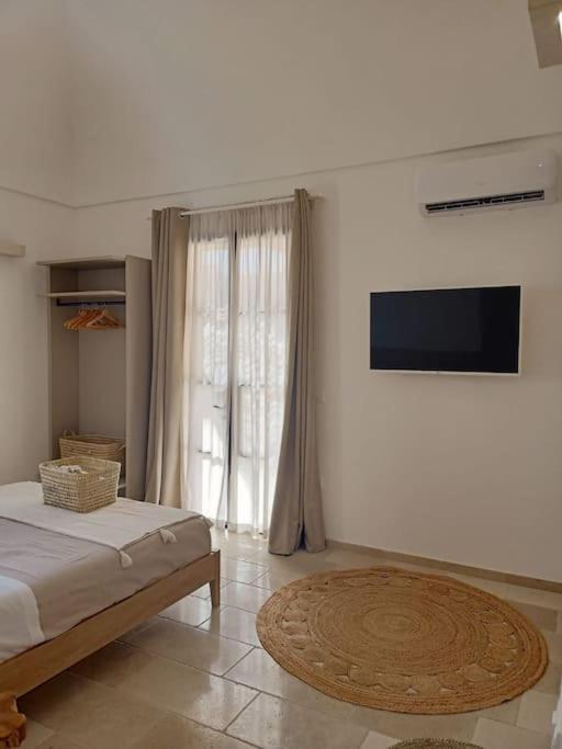 une chambre avec un lit et une grande fenêtre dans l'établissement M&G Suite Home, à Poggiardo