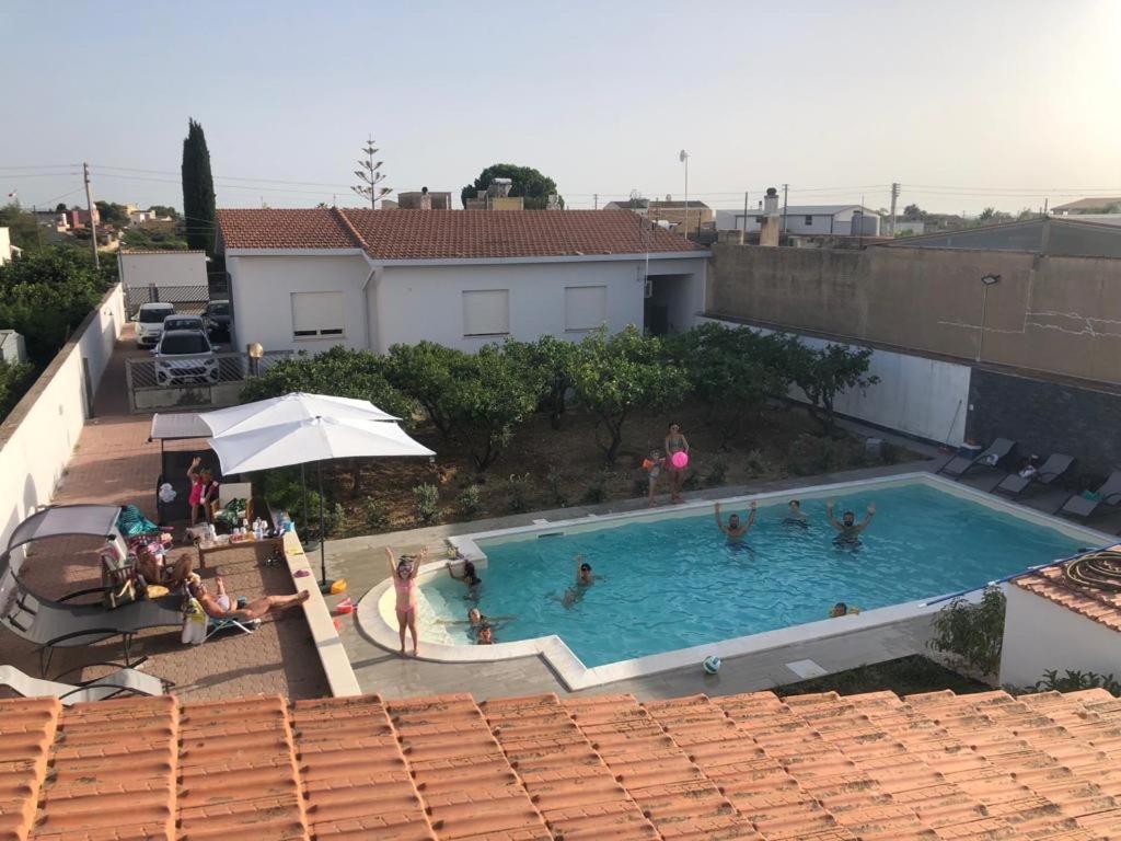 un groupe de personnes dans une piscine dans l'établissement Lemon Gold, à Locogrande