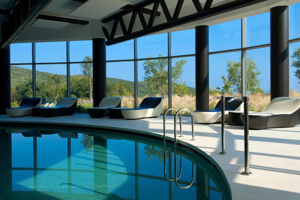 une piscine dans un immeuble avec vue sur les montagnes dans l'établissement Argentario Golf & Wellness Resort, Autograph Collection, à Porto Ercole