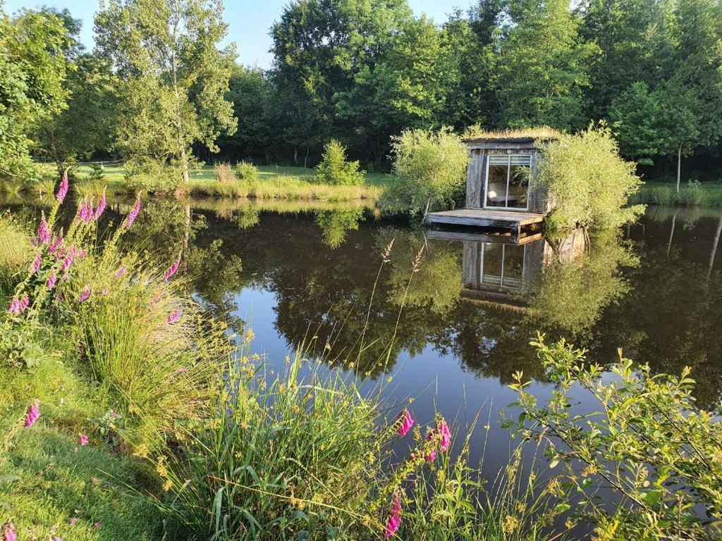 Photo de la galerie de l'établissement Cabane en bois sur l'étang, à Landisacq