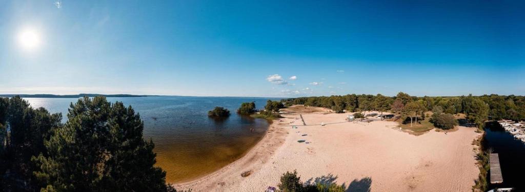 - une vue aérienne sur une plage avec des arbres et de l'eau dans l'établissement La Réserve 4 étoiles emplacement 844 3CH 2SDB 6 personnes, à Gastes