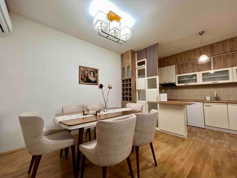 Maxim Apartment 8