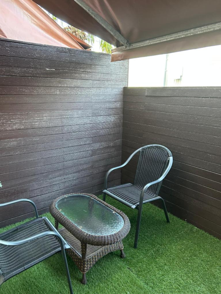 deux chaises et une table sur une terrasse dans l'établissement 本庄バニラリゾート, à Ishigami