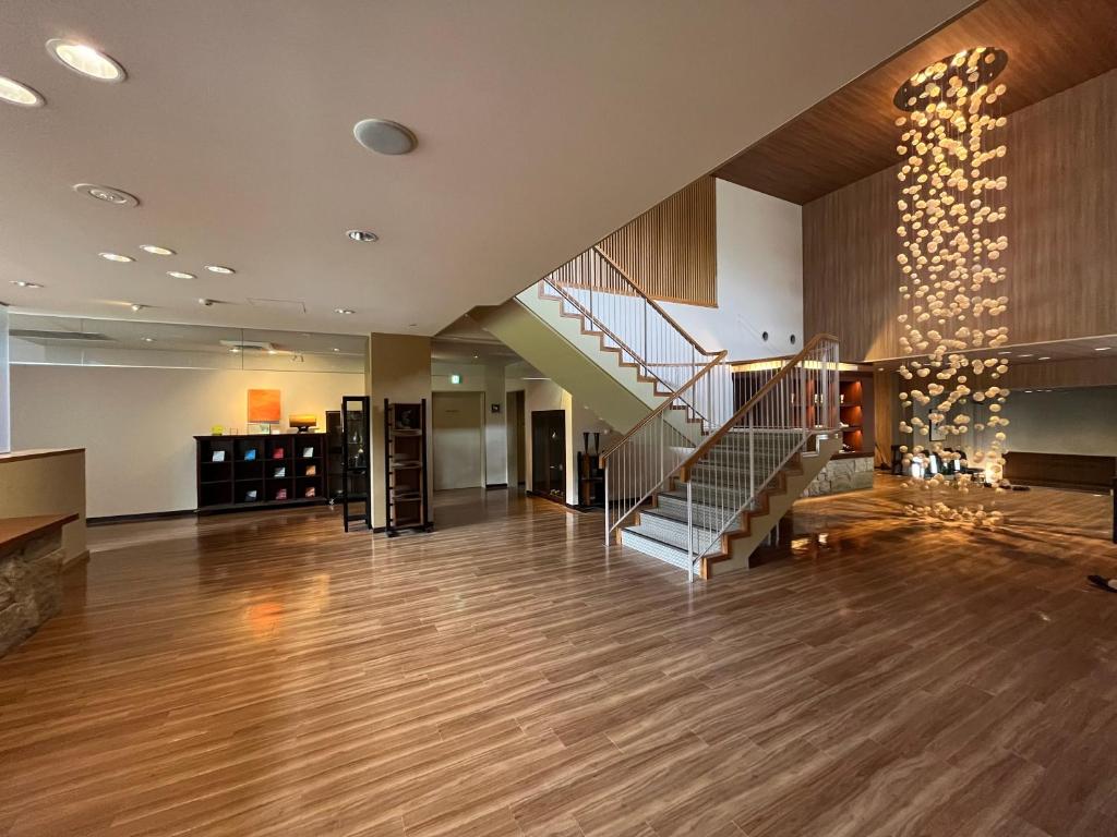 Cette grande chambre est dotée d'un escalier et de parquet. dans l'établissement Spa and Esthetique Suichokan-Female&Adult Only, à Jozankei