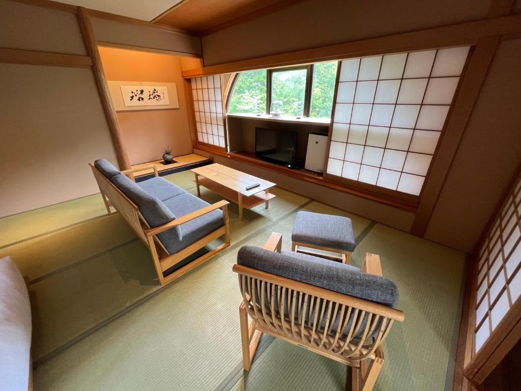 - une vue de tête sur une chambre avec un salon dans l'établissement Kuriya Suizan, à Jozankei