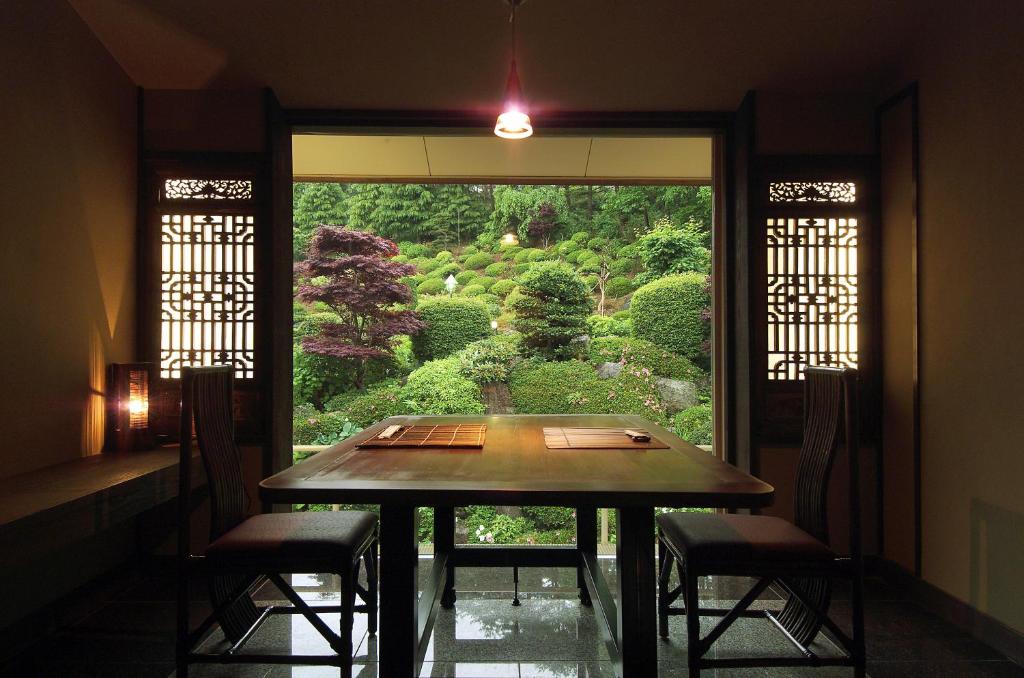 - une table à manger avec vue sur le jardin dans l'établissement Kounkaku, à Nihommatsu