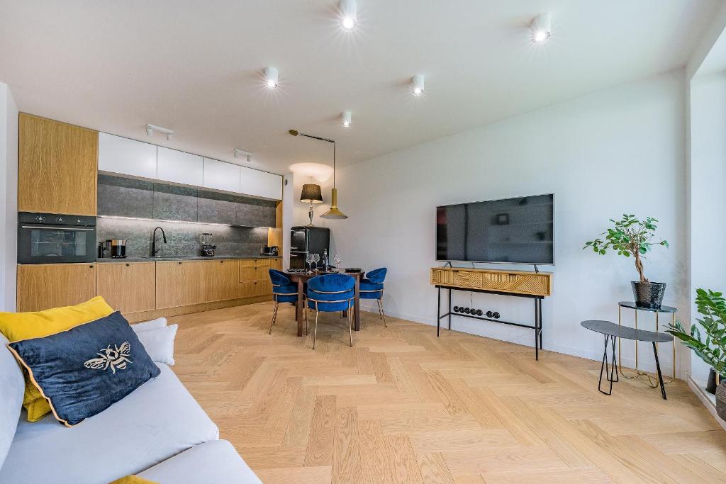 Hello Apartments Chmielna with private parking and balcony 5
