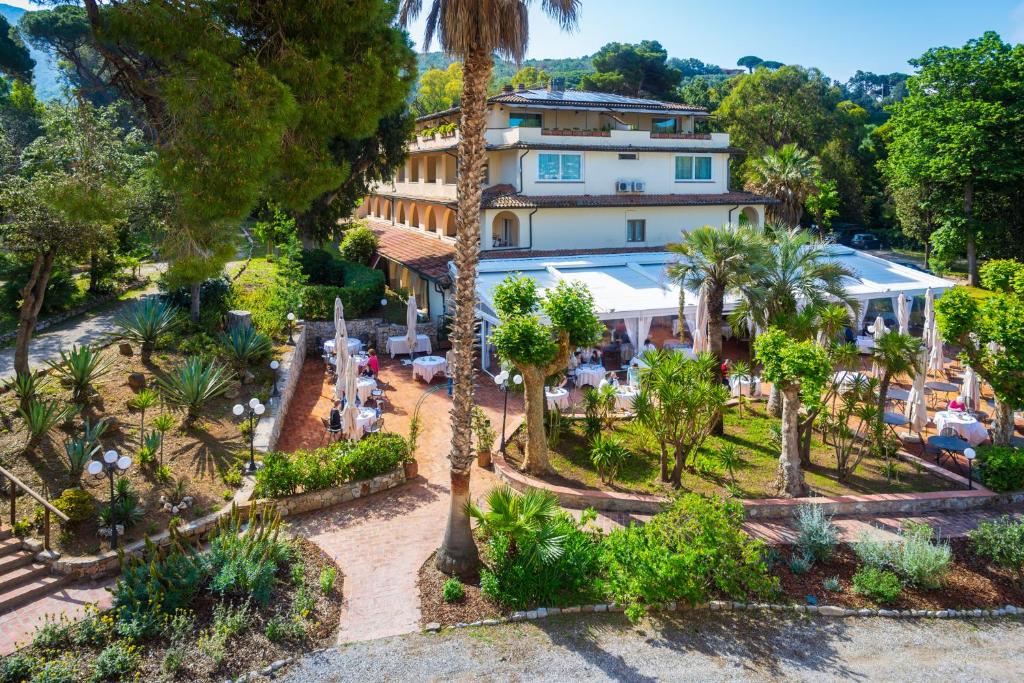 une vue aérienne d'un complexe hôtelier avec des palmiers dans l'établissement Hotel Villa Ottone, à Portoferraio