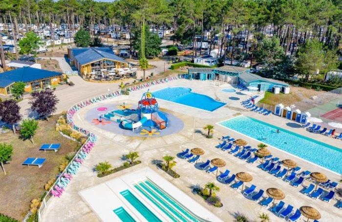 une vue aérienne d'une piscine dans un complexe hôtelier dans l'établissement Mobil-home Les Dunes de Contis, à Saint-Julien-en-Born